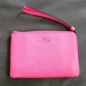 COACH PINK CORNER ZIP WRISTLET